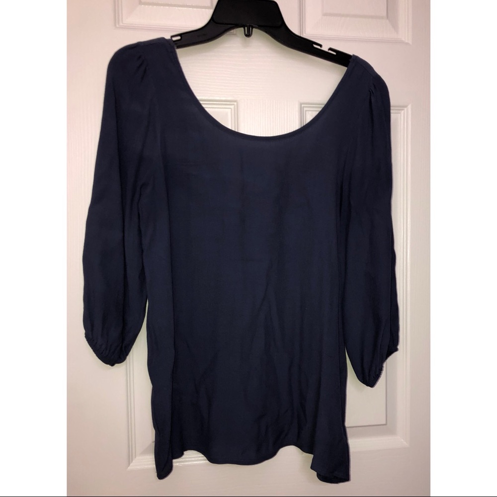 Women’s blue-ish shirt with open back with bow